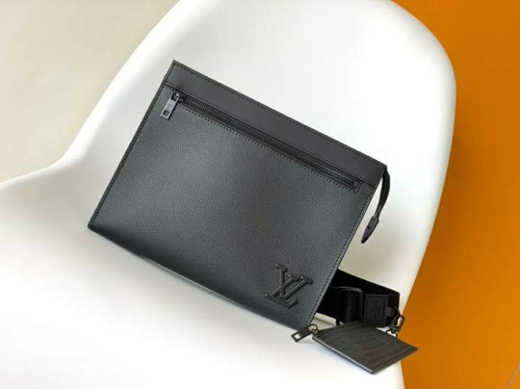 Picture of Louis Vuitton Mens Bags _SKUfw165867223fw